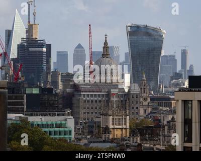 Una chiara vista dei nuovi grattacieli in costruzione nella città di Londra, accostati a vecchi edifici, tra cui St Paul Foto Stock