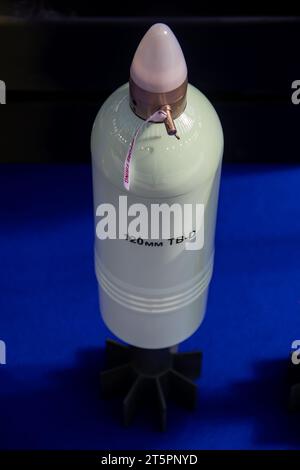 Proiettili anticarro guidati da GPS, esposti alla fiera militare di Belgrado, Serbia Foto Stock