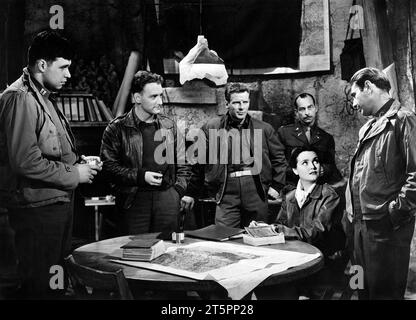 Harold Benedict (2° a sinistra), Richard Basehart (al centro), Dominique Blanchar, Gary Merrill (a destra), sul set del film, 'Decision Before Dawn', 20th Century-Fox, 1951 Foto Stock