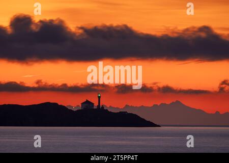 Un cielo all'alba sul faro di Trial Islands visto da Clover Point a Victoria, British Columbia, Canada. Foto Stock