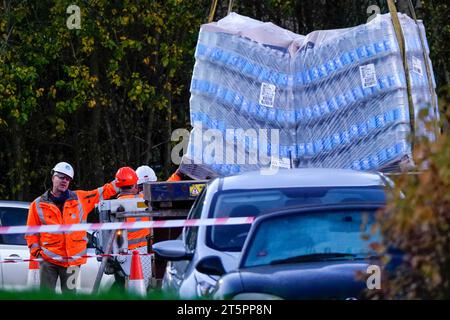 Portsmouth Road, Guildford. 6 novembre 2023. 40000 case del Surrey continuavano a essere senza acqua corrente oggi, mentre Thames Water combatteva per riportare l'impianto di trattamento delle acque di Shalford sul fiume a seguito dei danni causati da Storm Ciaran. Thames Water stava anche riempiendo i serbatoi prima che l'approvvigionamento idrico potesse essere ripristinato alle famiglie colpite. La stazione dell'acqua in bottiglia di Artington vicino a Guildford ha ricevuto rifornimenti di acqua in bottiglia questo pomeriggio. Crediti: james jagger/Alamy Live News Foto Stock