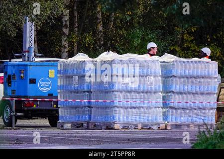 Portsmouth Road, Guildford. 6 novembre 2023. 40000 case del Surrey continuavano a essere senza acqua corrente oggi, mentre Thames Water combatteva per riportare l'impianto di trattamento delle acque di Shalford sul fiume a seguito dei danni causati da Storm Ciaran. Thames Water stava anche riempiendo i serbatoi prima che l'approvvigionamento idrico potesse essere ripristinato alle famiglie colpite. La stazione dell'acqua in bottiglia di Artington vicino a Guildford ha ricevuto rifornimenti di acqua in bottiglia questo pomeriggio. Crediti: james jagger/Alamy Live News Foto Stock