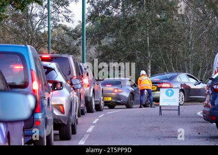 Portsmouth Road, Guildford. 6 novembre 2023. 40000 case del Surrey continuavano a essere senza acqua corrente oggi, mentre Thames Water combatteva per riportare l'impianto di trattamento delle acque di Shalford sul fiume a seguito dei danni causati da Storm Ciaran. Thames Water stava anche riempiendo i serbatoi prima che l'approvvigionamento idrico potesse essere ripristinato alle famiglie colpite. La stazione dell'acqua in bottiglia di Artington vicino a Guildford ha ricevuto rifornimenti di acqua in bottiglia questo pomeriggio. Crediti: james jagger/Alamy Live News Foto Stock