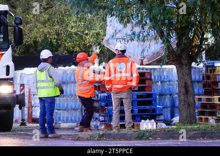 Portsmouth Road, Guildford. 6 novembre 2023. 40000 case del Surrey continuavano a essere senza acqua corrente oggi, mentre Thames Water combatteva per riportare l'impianto di trattamento delle acque di Shalford sul fiume a seguito dei danni causati da Storm Ciaran. Thames Water stava anche riempiendo i serbatoi prima che l'approvvigionamento idrico potesse essere ripristinato alle famiglie colpite. La stazione dell'acqua in bottiglia di Artington vicino a Guildford ha ricevuto rifornimenti di acqua in bottiglia questo pomeriggio. Crediti: james jagger/Alamy Live News Foto Stock