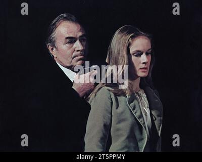 James Mason, Dominique Sanda, sul set del film "The Mackintosh Man", Warner Bros., 1973 Foto Stock