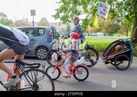 Bath, Regno Unito. 28 ottobre 2023. Gli attivisti per il cambiamento climatico provenienti da tutta la West Country sono raffigurati mentre marciano attraverso il centro di Bath. Il messaggio "Unite to S Foto Stock