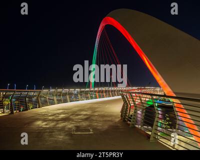 Ponte di corda pedastriana a Dubai di notte nel novembre 2018 Foto Stock