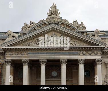 Bruxelles, B, Belgio - 19 agosto 2022: Palazzo di Borsa e statue di facciata Foto Stock