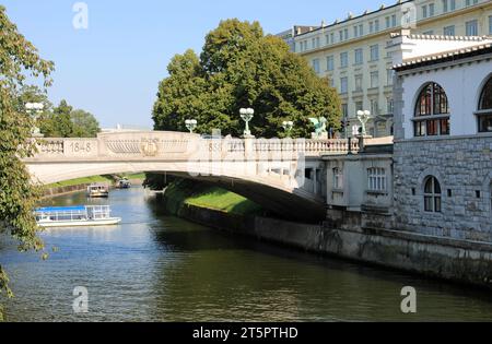 Lubiana, L, Slovenia - 15 agosto 2023: Ponte di draghi chiamato Zmajski Most e fiume Foto Stock