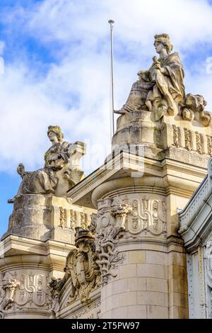 Figure allegoriche in pietra sulla cima della stazione ferroviaria principale Gare de Tours scolpite nel 1898 da Jean Antoine Injalbert - Tours, Indre-et-Loire (37), Francia. Foto Stock