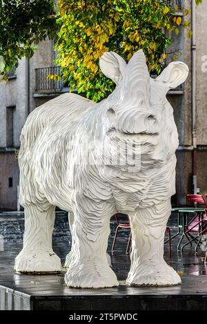 Scultura in resina "le Rhinocéros", lunga 4,5 metri, di Michel Audiard, situata vicino alla stazione ferroviaria principale - Tours, Indre-et-Loire (37), Francia. Foto Stock