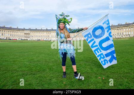 Bath, Regno Unito. 28 ottobre 2023. Gli attivisti per il cambiamento climatico provenienti da tutta la West Country sono raffigurati mentre marciano attraverso il centro di Bath. Il messaggio "Unite to S Foto Stock