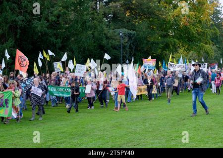 Bath, Regno Unito. 28 ottobre 2023. I manifestanti di attivisti per il cambiamento climatico sono raffigurati mentre prendono parte a una marcia di protesta attraverso il centro di Bath. Foto Stock