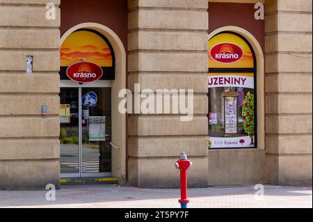 OSTRAVA, REPUBBLICA CECA - 10 LUGLIO 2023: Vetrina della catena di macellerie Krasno a Ostrava, dove vengono venduti salumi e altri prodotti a base di carne Foto Stock