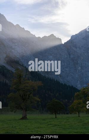 Ultima luce del sole in Engtal o Valle dell'Ing, massiccio del Karwendel, Alpi, Hinterriss, Tirolo, Austria. Europa Foto Stock