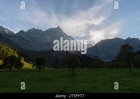 Ultima luce del sole in Engtal o Valle dell'Ing, massiccio del Karwendel, Alpi, Hinterriss, Tirolo, Austria. Europa Foto Stock
