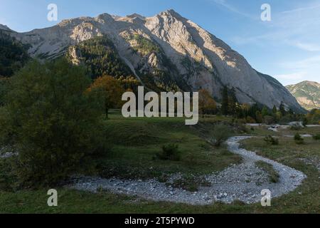 Ultima luce del sole in Engtal o Valle dell'Ing, massiccio del Karwendel, Alpi, Hinterriss, Tirolo, Austria. Europa Foto Stock