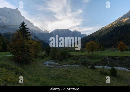 Ultima luce del sole in Engtal o Valle dell'Ing, massiccio del Karwendel, Alpi, Hinterriss, Tirolo, Austria. Europa Foto Stock