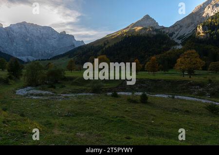 Ultima luce del sole in Engtal o Valle dell'Ing, massiccio del Karwendel, Alpi, Hinterriss, Tirolo, Austria. Europa Foto Stock