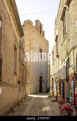 ERICE, ITALIA - 17 LUGLIO 2023: Una strada di pietra della città storica vicino a Trapani, nella Sicilia nord-occidentale. Foto Stock