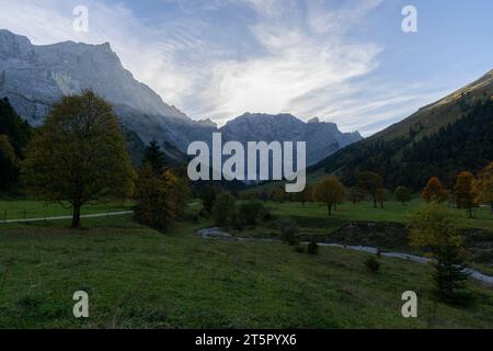 Ultima luce del sole in Engtal o Valle dell'Ing, massiccio del Karwendel, Alpi, Hinterriss, Tirolo, Austria. Europa Foto Stock