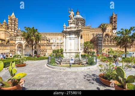 PALERMO, ITALIA - 18 LUGLIO 2023: Statua di Santa Rosalia di fronte alla Cattedrale di Palermo, un importante punto di riferimento e attrazione turistica nella capitale della Sicilia. Foto Stock