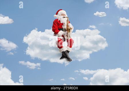 Babbo Natale che suona il sassofono e si siede su una nuvola nel cielo Foto Stock