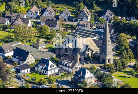 Vista aerea, Herz-Jesus-Kirche cattolica nel centro della città, Gleidorf, Schmallenberg, Sauerland, Renania settentrionale-Vestfalia, Germania Foto Stock