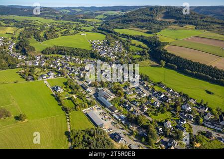 Vista aerea del villaggio di Gleidorf circondato da prati e campi e della chiesa cattolica Herz-Jesus-Kirche, Gleidorf, Schmallenberg, Sauerland, Foto Stock