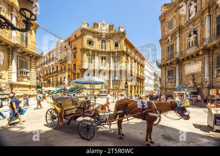 PALERMO, 18 LUGLIO 2023: Carrozza dei cavalli nei quattro Canti, piazza barocca nel centro della città. Foto Stock