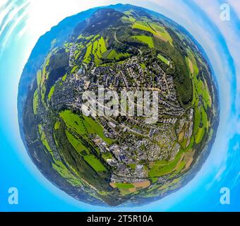 Vista aerea, vista della città con Bahnhofstrasse, globo, fisheye shot, foto a 360 gradi, Tiny World, Schmallenberg, Sauerland, Renania settentrionale-Vestfalia, Ger Foto Stock