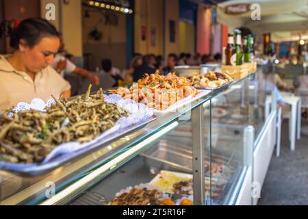 PALERMO, ITALIA - 18 LUGLIO 2023: Cibo al mercato cittadino. Foto Stock