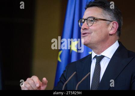 Pressestatement zum Deutschlandpakt bei der Ministerpraesidentenkonferenz im Bundeskanzleramt Boris Rhein CDU Ministerpraesident von Hessen im Portrait beim Pressestatement zum Deutschlandpakt im Rahmen der Beratungen bei der Ministerpraesidentenkonferenz im BundeskanzleramtBerlin, 06.11.2023 Berlin Berlin Deutschland **** comunicato stampa sul Patto per la Germania alla Conferenza dei Ministri Presidenti della Cancelleria federale Boris Rhein CDU Ministro Presidente dell'Assia in ritratto alla dichiarazione stampa sul Patto per la Germania nell'ambito delle deliberazioni della Conferenza dei Ministri Presid Foto Stock