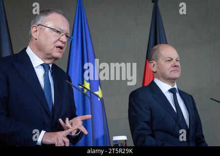 Pressestatement zum Deutschlandpakt bei der Ministerpraesidentenkonferenz im Bundeskanzleramt Stephan Weil SPD Ministerpraesident von Niedersachsen gemeinsam mit Bundeskanzler Olaf Scholz SPD beim Pressestatement zum Deutschlandpakt im Rahmen der Beratungen bei der Ministerpraesidentenkonferenz Berlin, 06.11.2023 Berlin Berlin Deutschland **** comunicato stampa sul Patto per la Germania alla Conferenza dei Ministri Presidenti della Cancelleria federale Stephan Weil SPD Ministro Presidente della bassa Sassonia insieme al Cancelliere federale Olaf Scholz SPD alla dichiarazione stampa su t Foto Stock