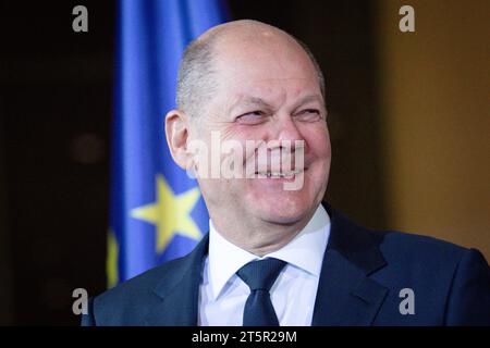 Pressestatement zum Deutschlandpakt bei der Ministerpraesidentenkonferenz im Bundeskanzleramt Bundeskanzler Olaf Scholz SPD lachend im Portrait beim Pressestatement zum Deutschlandpakt im Rahmen der Beratungen bei der Ministerpraesidentenkonferenz im BundeskanzleramtBerlin, 06.11.2023 Berlin Berlin Deutschland **** comunicato stampa sul Patto di Germania alla Conferenza dei Ministri Presidenti della Cancelleria federale il Cancelliere federale Olaf Scholz SPD ridendo in ritratto durante la dichiarazione stampa sul Patto di Germania nell'ambito delle deliberazioni della Conferenza dei Ministri Presidenti del Foto Stock