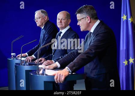 Pressestatement zum Deutschlandpakt bei der Ministerpraesidentenkonferenz im Bundeskanzleramt Stephan Weil SPD Ministerpraesident von Niedersachsen gemeinsam mit Bundeskanzler Olaf Scholz SPD und Boris Rhein CDU Ministerpraesident von Hessen beim Pressestatement zum Deutschlandpakt im Rahmen der Beratungen Ministerman Berlin Ministerpraesiden der Berlin 06.11.2023 Berlin Berlin Deutschland **** comunicato stampa sul Patto per la Germania alla Conferenza dei Ministri Presidenti della Cancelleria federale Stephan Weil SPD Ministro Presidente della bassa Sassonia insieme a Federal Chan Foto Stock