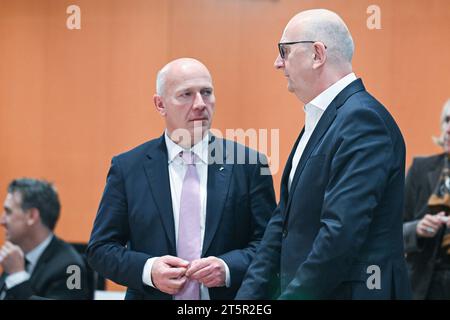 Berlino, Deutschland 06. Novembre 2023: Beratungen des Bundeskanzlers mit den Regierungschefinnen und Regierungschefs der Länder - 06.11.2023 IM Bild: Kai Wegner, Regierender Bürgermeister Berlin CDU im Gespräch mit Dr. Dietmar Woidke, Ministerpräsident des Landes Brandenburg SPD **** Berlino, Germania 06 novembre 2023 consultazioni tra il Cancelliere federale e i capi di Stato 06 11 2023 foto di Kai Wegner, sindaco di Berlino CDU in conversazione con il Dr. Dietmar Woidke, Ministro Presidente della SPD Brandeburgo Copyright: xFotostandx/xReuhlx Credit: Imago/Alamy Live News Foto Stock
