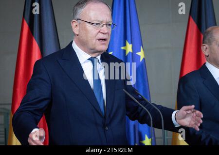 Pressestatement zum Deutschlandpakt bei der Ministerpraesidentenkonferenz im Bundeskanzleramt Stephan Weil SPD Ministerpraesident von Niedersachsen im Portrait beim Pressestatement zum Deutschlandpakt im Rahmen der Beratungen bei der Ministerpraesidentenkonferenz im BundeskanzleramtBerlin, 06.11.2023 Berlin Berlin Deutschland **** comunicato stampa sul Patto per la Germania alla Conferenza dei Ministri Presidenti della Cancelleria federale Stephan Weil SPD Ministro Presidente della bassa Sassonia in ritratto alla dichiarazione stampa sul Patto per la Germania nell'ambito delle deliberazioni alla Conferenza di Foto Stock