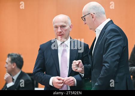Berlino, Deutschland 06. Novembre 2023: Beratungen des Bundeskanzlers mit den Regierungschefinnen und Regierungschefs der Länder - 06.11.2023 IM Bild: Kai Wegner, Regierender Bürgermeister Berlin CDU im Gespräch mit Dr. Dietmar Woidke, Ministerpräsident des Landes Brandenburg SPD **** Berlino, Germania 06 novembre 2023 consultazioni tra il Cancelliere federale e i capi di Stato 06 11 2023 foto di Kai Wegner, sindaco di Berlino CDU in conversazione con il Dr. Dietmar Woidke, Ministro Presidente della SPD Brandeburgo Copyright: xFotostandx/xReuhlx Credit: Imago/Alamy Live News Foto Stock