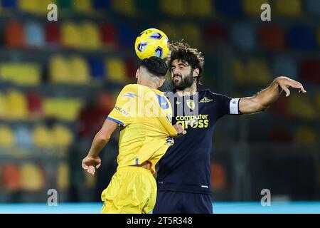 Il difensore italiano di Empoli Sebastiano Luperto sfida il pallone con l'attaccante albanese del Frosinone Marvin Cuni durante la partita di serie A tra Frosinone calcio e Empoli allo stadio Benito stirpe di Frosinone, Italia, il 6 novembre 2023. Foto Stock