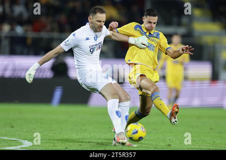 Il portiere albanese di Empoli Etrit Berisha sfida per il pallone con l'attaccante albanese del Frosinone Marvin Cuni durante la partita di serie A tra Frosinone calcio e Empoli allo stadio Benito Stirpe di Frosinone, in Italia, il 6 novembre 2023. Foto Stock