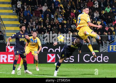 L'attaccante albanese del Frosinone Marvin Cuni segna contro l'Empoli durante la partita di serie A tra il Frosinone calcio e l'Empoli allo stadio Benito Stirpe di Frosinone, in Italia, il 6 novembre 2023. Foto Stock