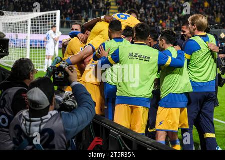 L'attaccante albanese del Frosinone Marvin Cuni festeggia dopo aver segnato un gol durante la partita di serie A tra Frosinone calcio e Empoli allo stadio Benito Stirpe di Frosinone, in Italia, il 6 novembre 2023. Foto Stock