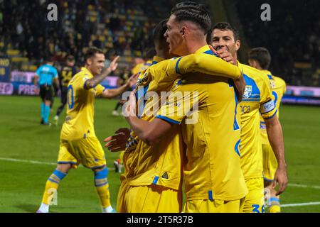 L'attaccante albanese del Frosinone Marvin Cuni festeggia dopo aver segnato un gol durante la partita di serie A tra Frosinone calcio e Empoli allo stadio Benito Stirpe di Frosinone, in Italia, il 6 novembre 2023. Foto Stock