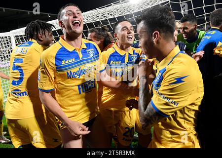 Frosinone, Italia. 6 novembre 2023. I calciatori del Frosinone festeggiano la vittoria al termine della partita di serie A tra Frosinone calcio e Empoli FC allo stadio Benito stirpe di Frosinone (Italia), 6 novembre 2023. Crediti: Insidefoto di andrea staccioli/Alamy Live News Foto Stock