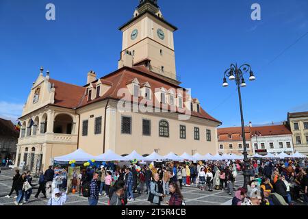 Giornata multiculturale 2023, Casa Sfatului (Municipio Vecchio), Piața Sfatului (Piazza del Consiglio), città Vecchia, Braşov, Contea di Braşov, Transilvania, Romania, Europa Foto Stock