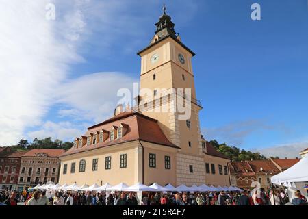 Giornata multiculturale 2023, Casa Sfatului (Municipio Vecchio), Piața Sfatului (Piazza del Consiglio), città Vecchia, Braşov, Contea di Braşov, Transilvania, Romania, Europa Foto Stock