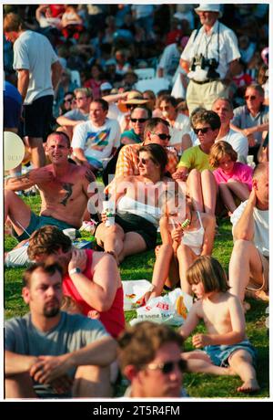 Le famiglie potranno fare un picnic e gelati al sole al Bristol International Balloon Fiesta ad Ashton Court, Bristol, Regno Unito, il 7 agosto 1998. Foto: Rob Watkins Foto Stock