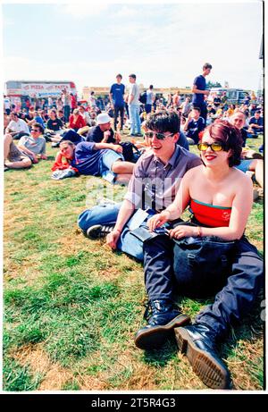 BRITPOP and ROCK FANS, READING FESTIVAL, 1998: I giovani amici condividono un momento di relax sul palco principale. Una scena dal sito e la folla nell'area dell'arena Main Stage al Reading Festival 1998 il 28-30 agosto 1998 a Reading, Inghilterra Regno Unito. Foto: Rob Watkins Foto Stock