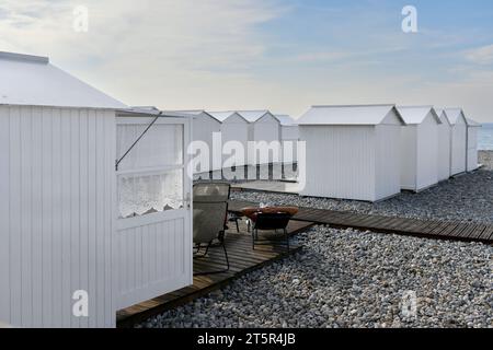 Case di legno bianche sulla costa oceanica cabine da bagno Foto Stock